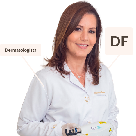 dermatologista alciara lima de jaleco branco e aparelho estetico na mao