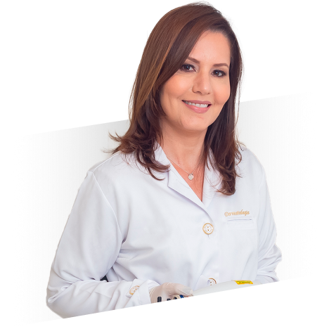 Dermatologista alciara lima de jaleco branco e aparelho estetico na mao com forma no fundo