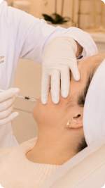 Dermatologista alciara Lima fazendo Preenchimento Facial em um paciente
